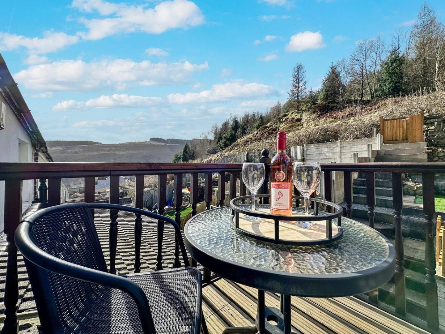 3 Bed Home In Tonypandy With Balcony View Room Llwynypia エクステリア 写真