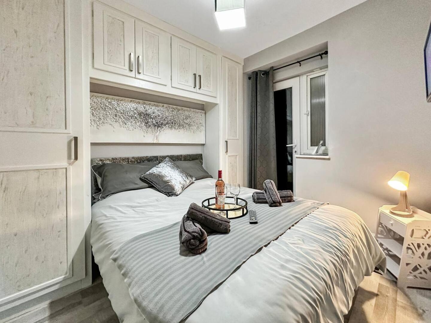 3 Bed Home In Tonypandy With Balcony View Room Llwynypia エクステリア 写真