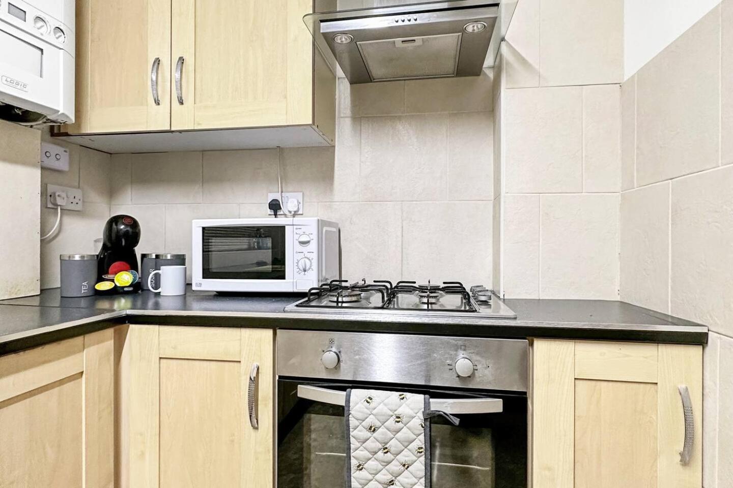 3 Bed Home In Tonypandy With Balcony View Room Llwynypia エクステリア 写真