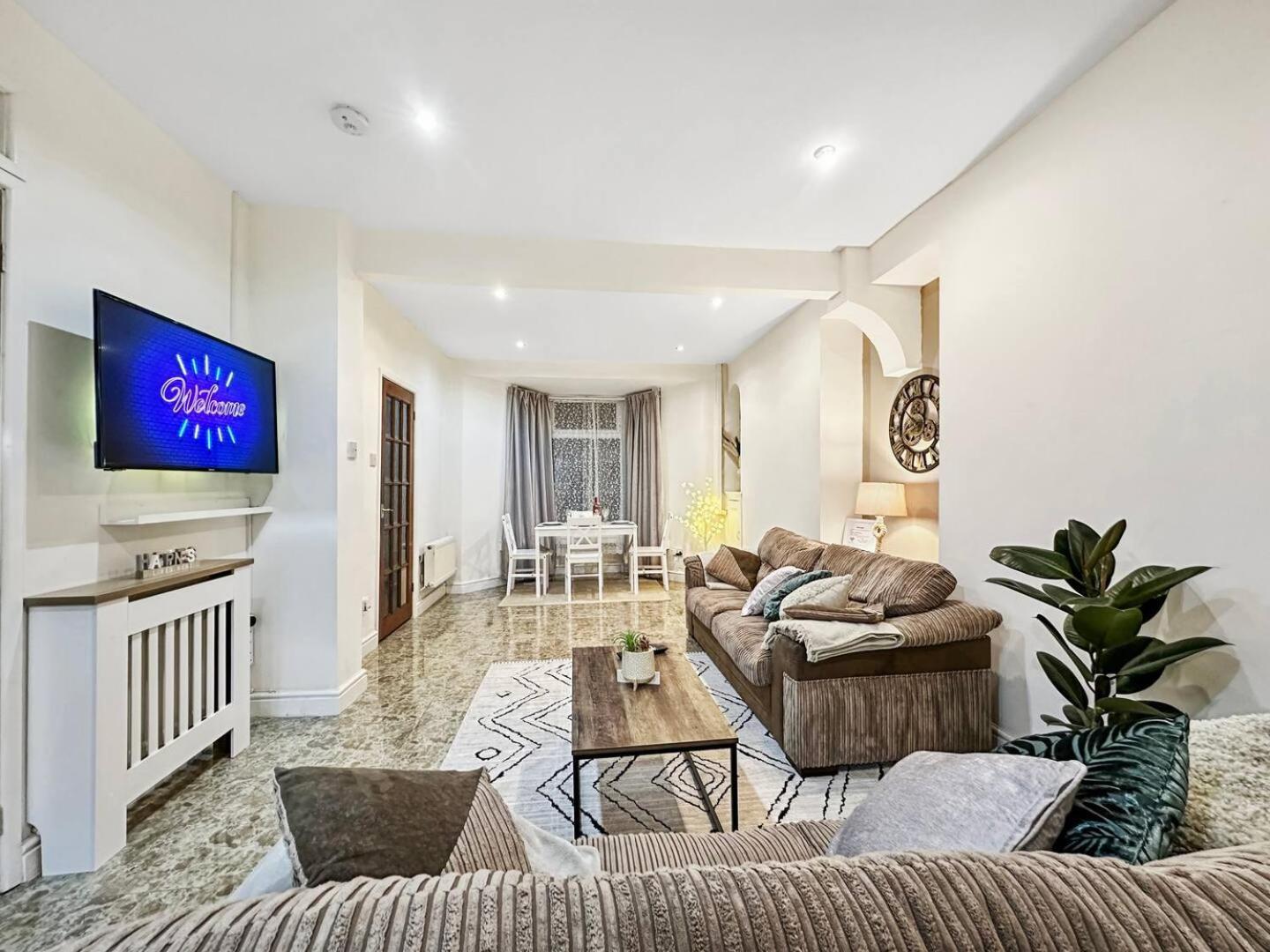 3 Bed Home In Tonypandy With Balcony View Room Llwynypia エクステリア 写真