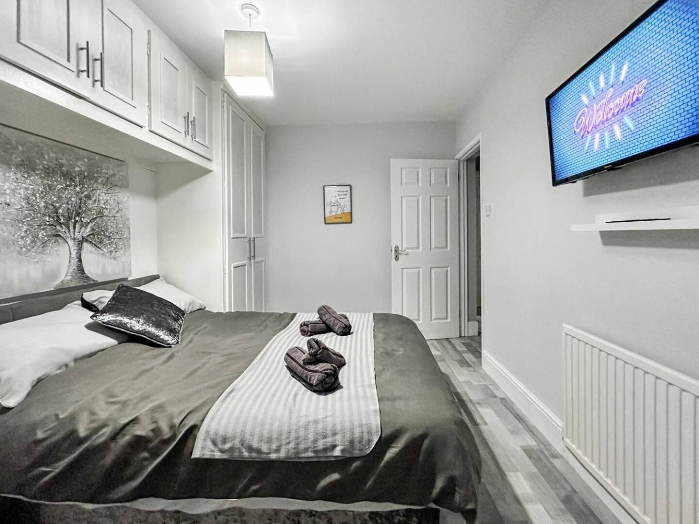 3 Bed Home In Tonypandy With Balcony View Room Llwynypia エクステリア 写真