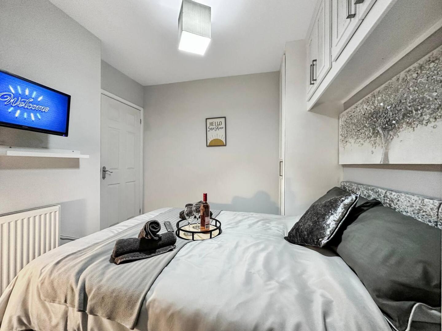3 Bed Home In Tonypandy With Balcony View Room Llwynypia エクステリア 写真