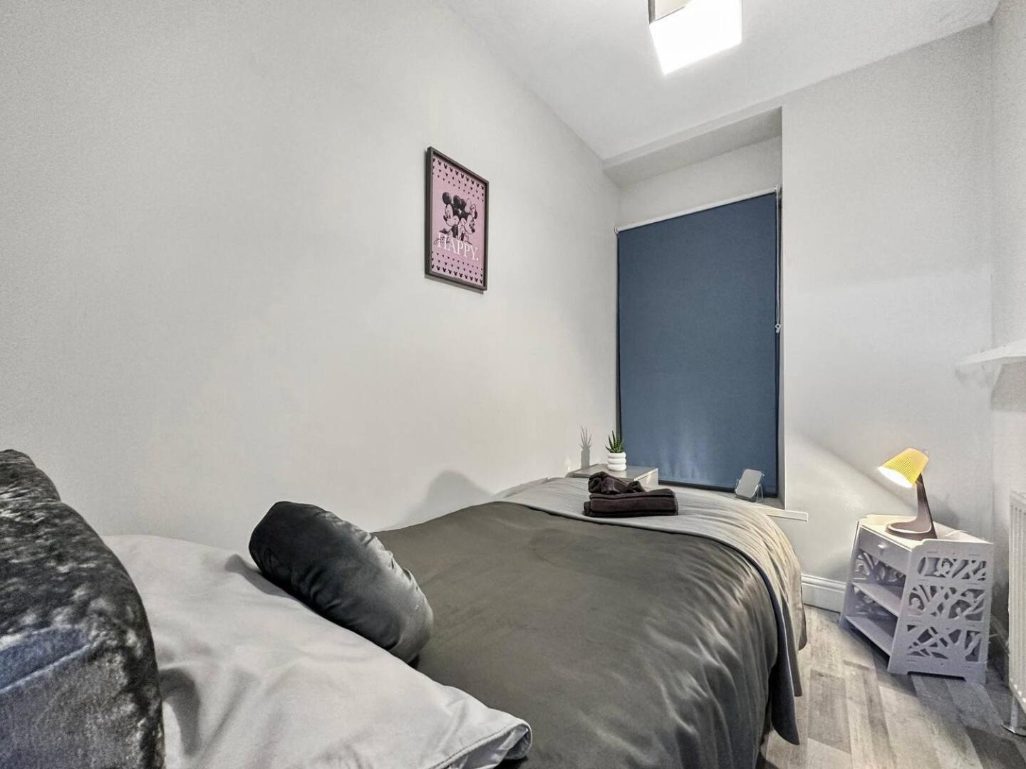 3 Bed Home In Tonypandy With Balcony View Room Llwynypia エクステリア 写真
