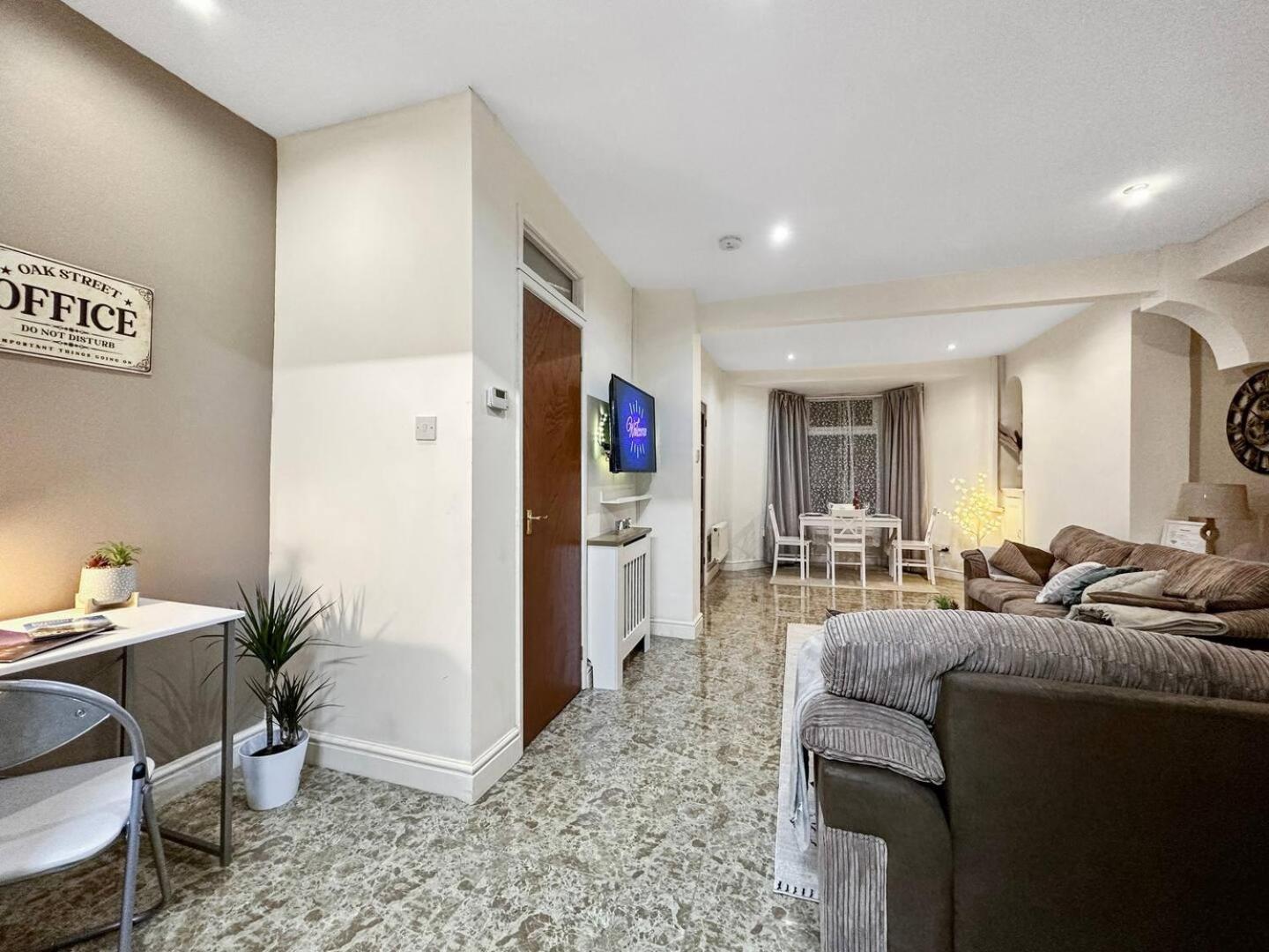 3 Bed Home In Tonypandy With Balcony View Room Llwynypia エクステリア 写真
