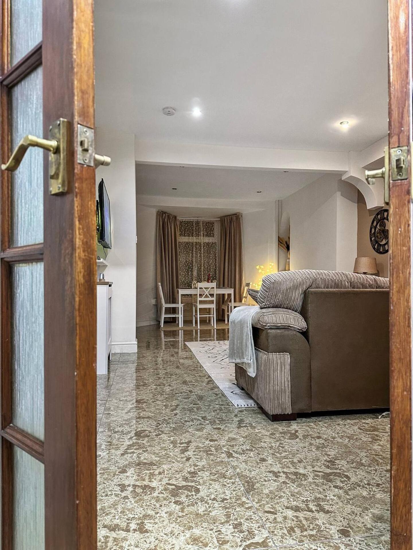 3 Bed Home In Tonypandy With Balcony View Room Llwynypia エクステリア 写真
