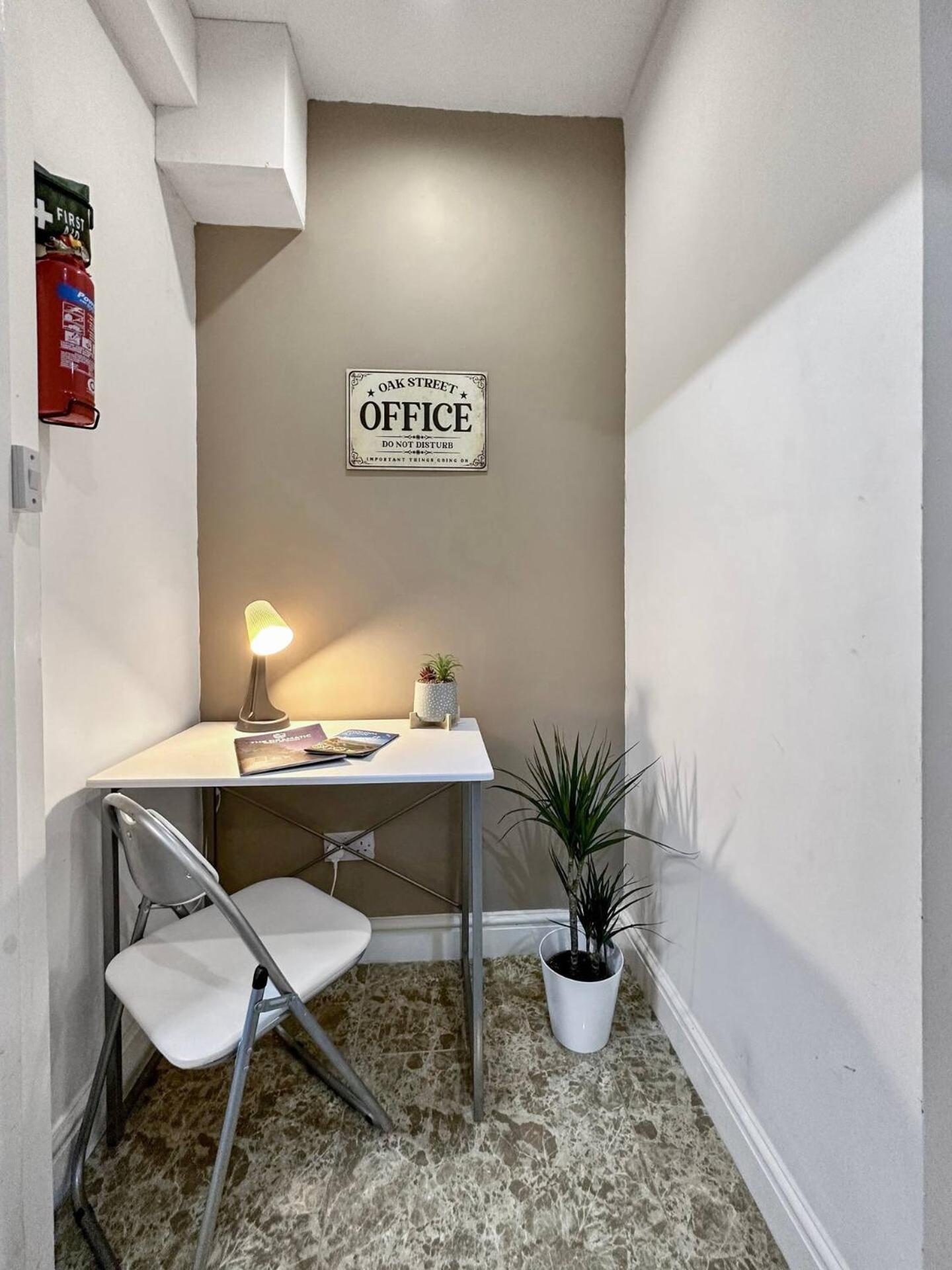 3 Bed Home In Tonypandy With Balcony View Room Llwynypia エクステリア 写真