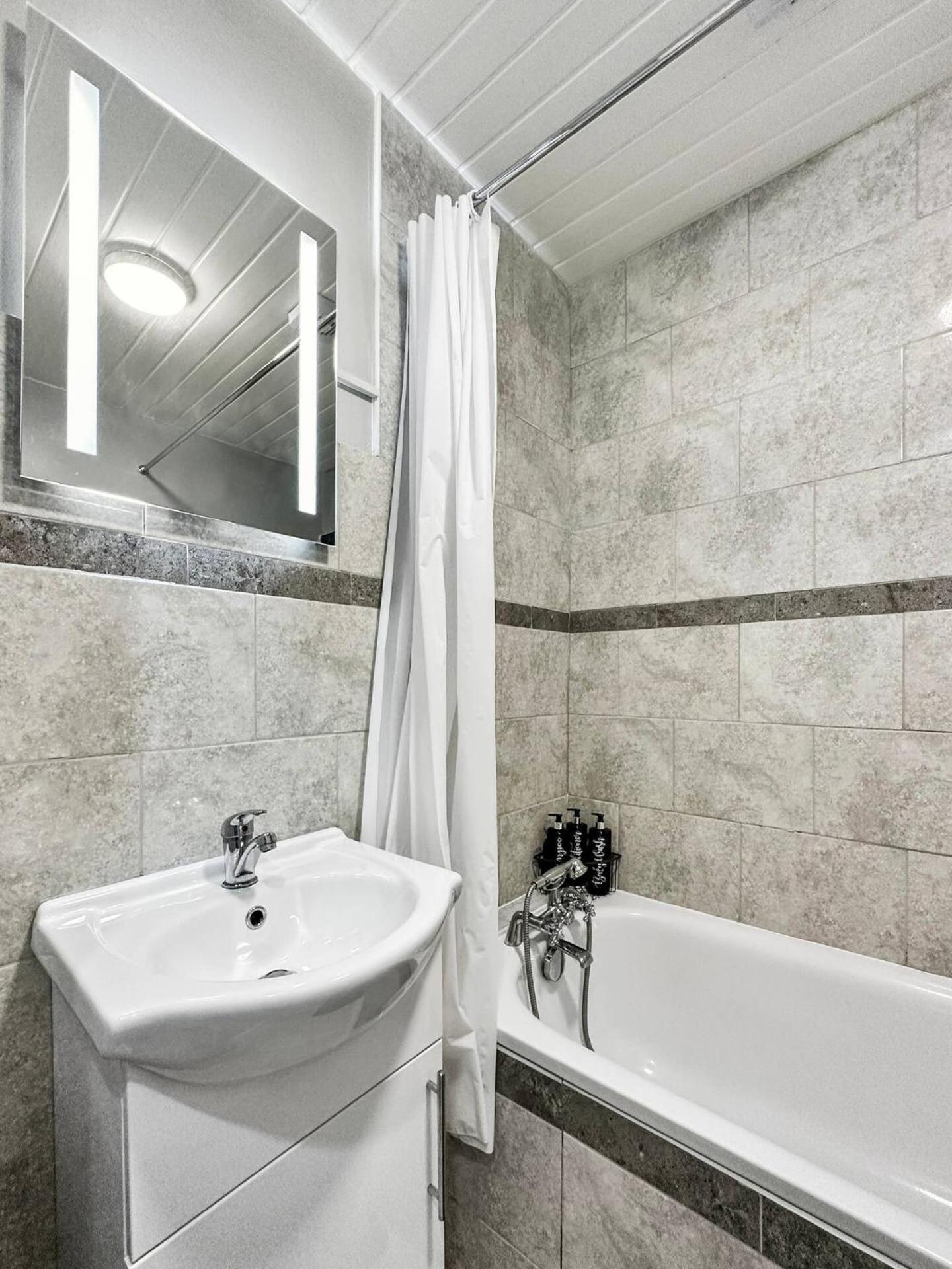 3 Bed Home In Tonypandy With Balcony View Room Llwynypia エクステリア 写真