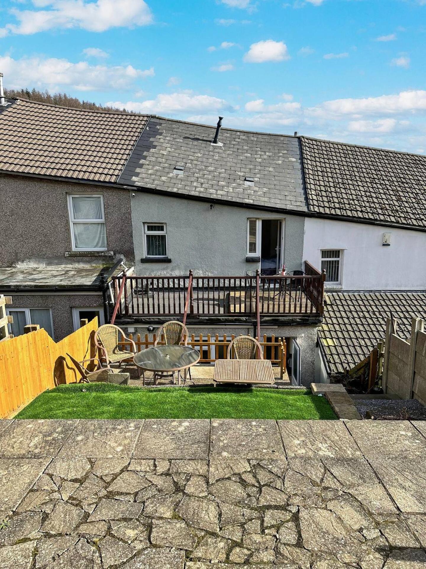 3 Bed Home In Tonypandy With Balcony View Room Llwynypia エクステリア 写真