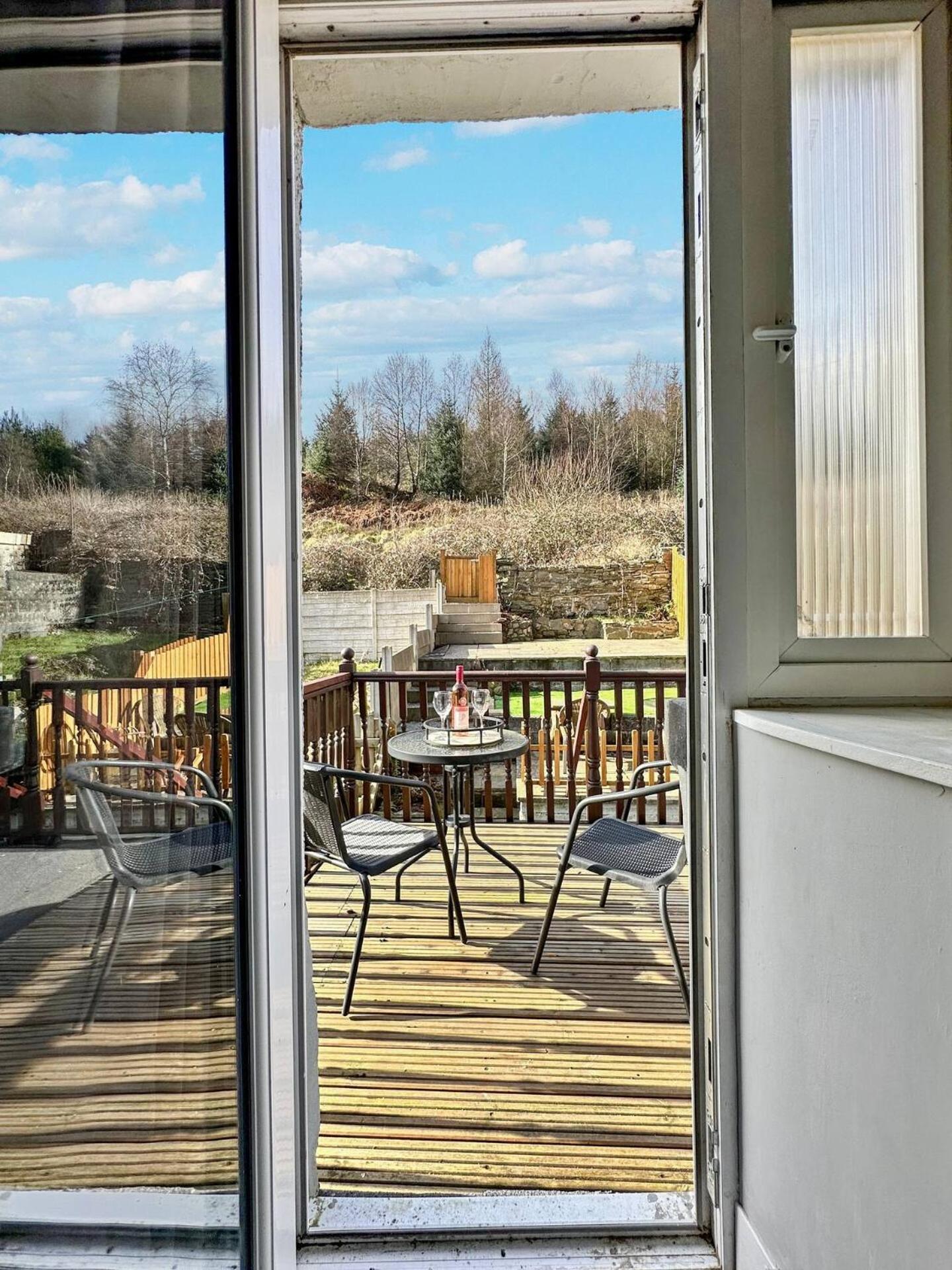 3 Bed Home In Tonypandy With Balcony View Room Llwynypia エクステリア 写真