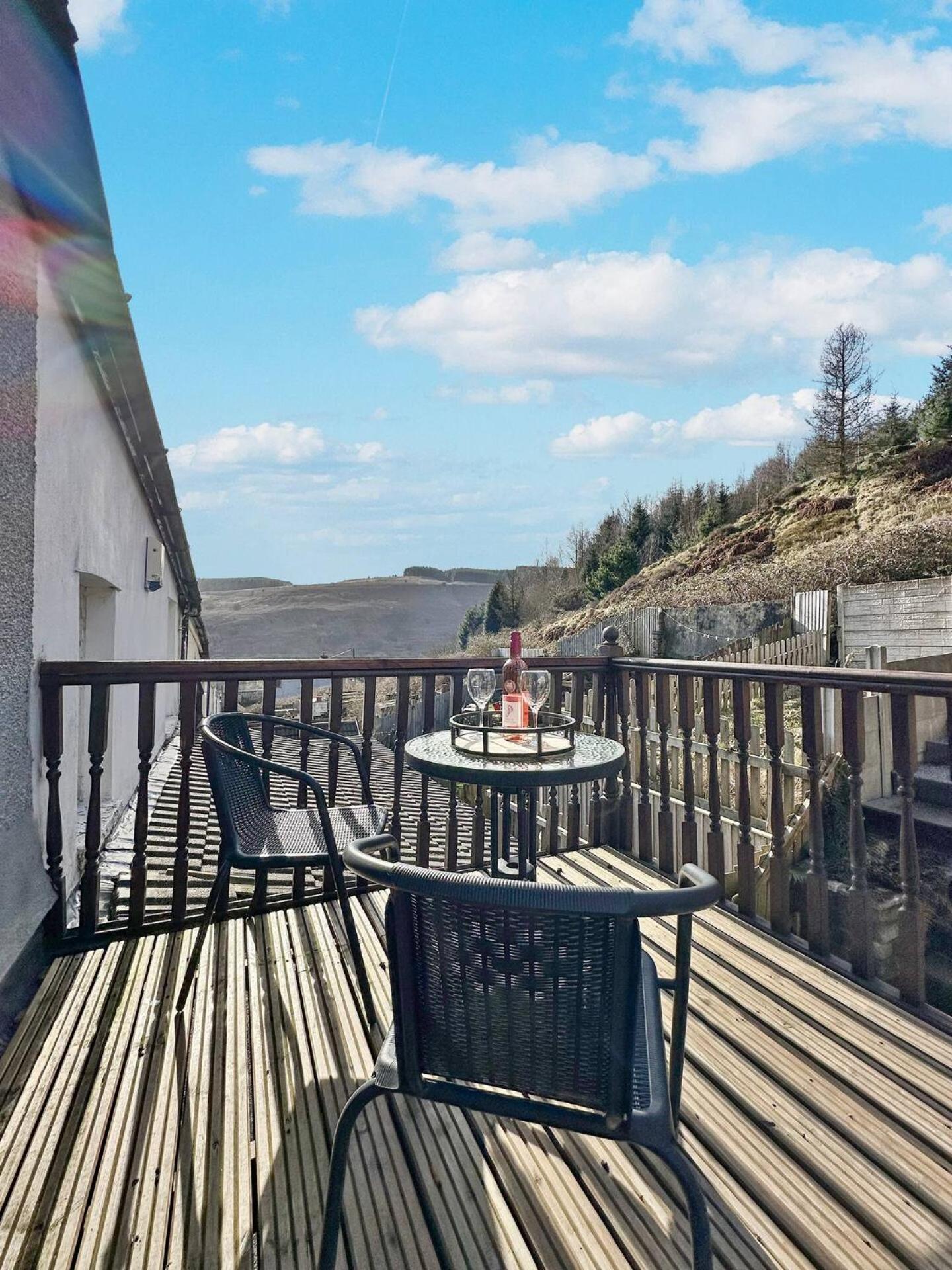 3 Bed Home In Tonypandy With Balcony View Room Llwynypia エクステリア 写真