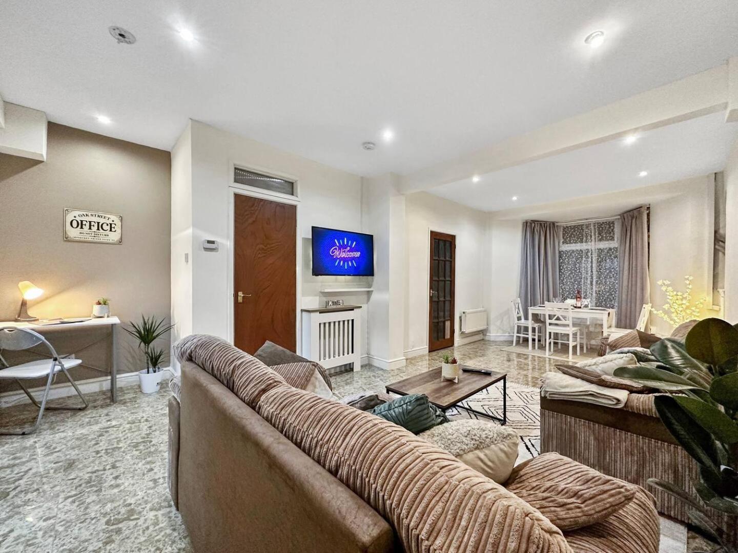 3 Bed Home In Tonypandy With Balcony View Room Llwynypia エクステリア 写真